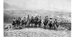 El general Felipe Ángeles junto a Pancho Villa 