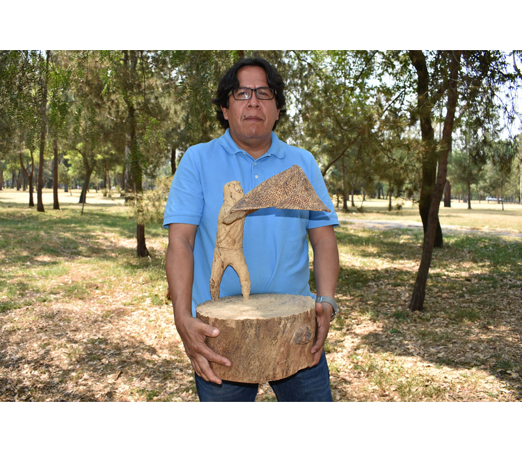 René Baltazar Morales, maestro artesano de escultura en madera   
