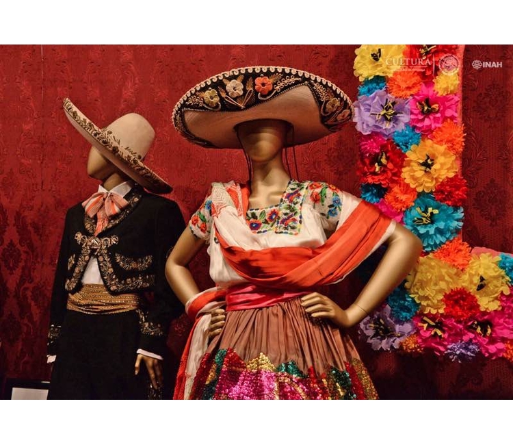 Las flores en el traje regional mexicano
