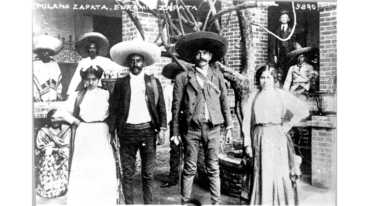 Postal: los hermanos Emiliano y Eufemio Zapata junto a sus esposas 