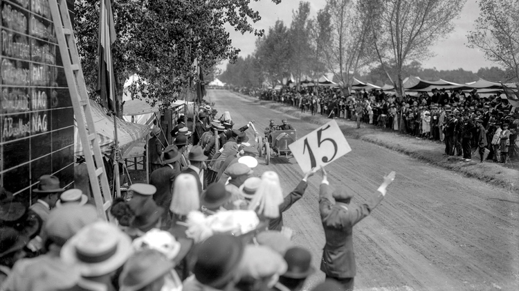 Las carreras de automóviles en los años revolucionarios