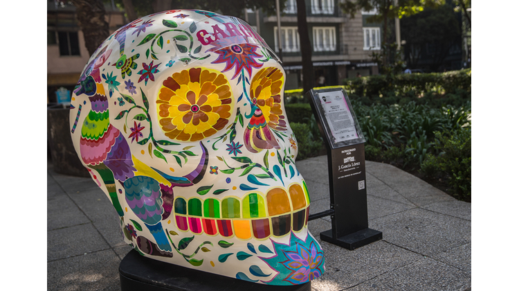 Cráneos gigantes decoran Paseo de la Reforma